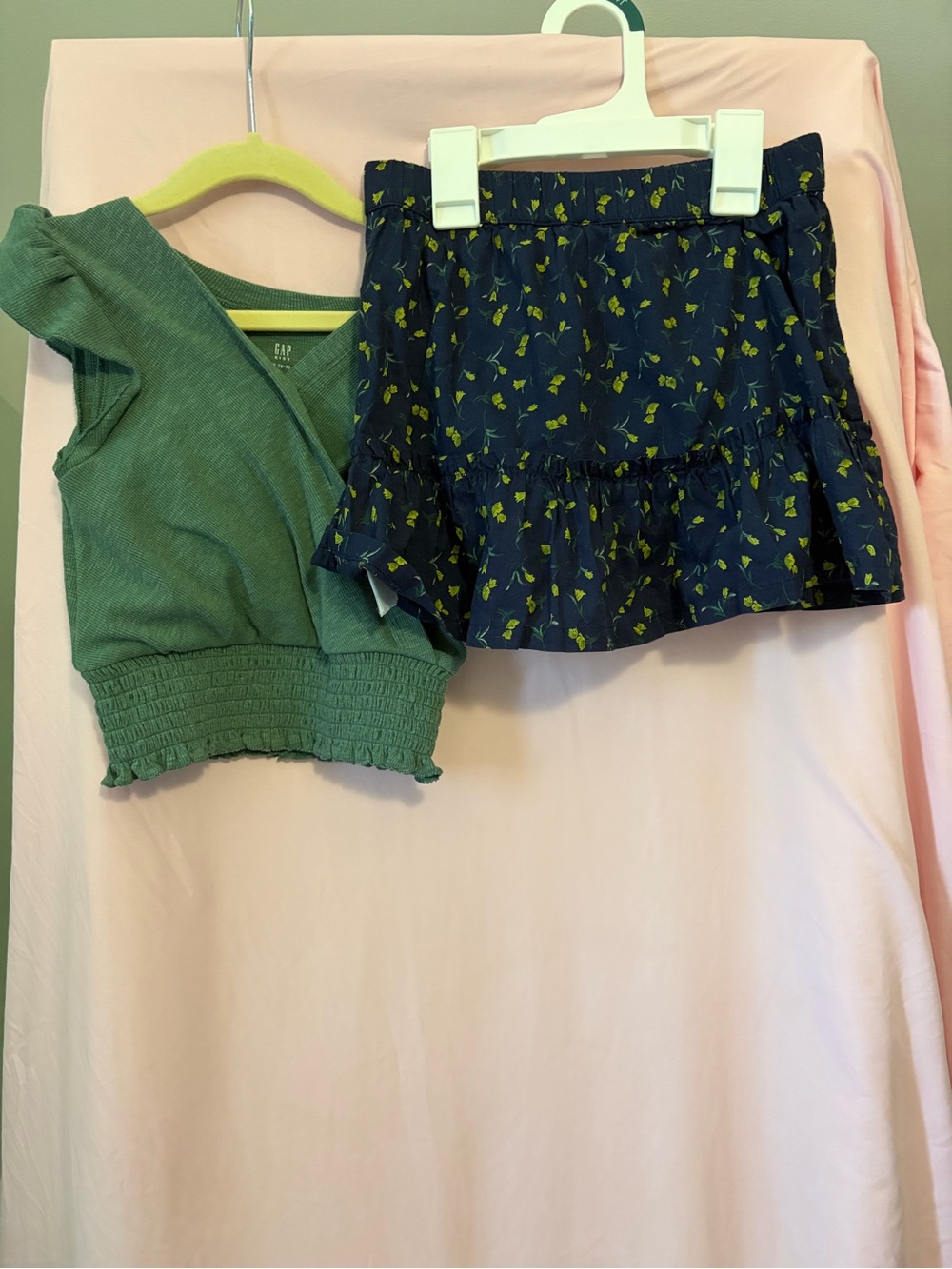 GAP kids Navy Floral Ruffle Skirt Green Print and matching green shirt size 6/7